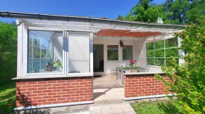 Ferienhaus und überdachte Hausterrasse