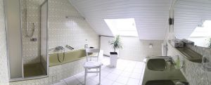 Bad mit Toilette, Dusche, Doppelwaschbecken und Badewanne