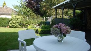 Garten mit Liegewiese, ausgestattet mit Liegen sowie Gartenmöbel