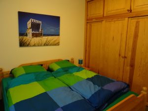 das Schlafzimmer in diesem steht zusätzlich noch ein vollwertiger Schlafsessel. Ein Babybett mit Matratze ist hier ebenfalls zu finden.