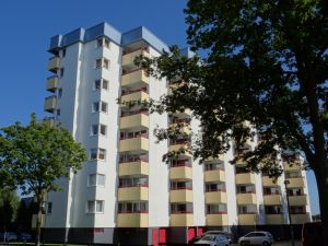 es liegt direkt gegenüber dem Sandstrand in in direkter Nähe zum Spielplatz. Dieser ist vom Balkon in Sichtweite
