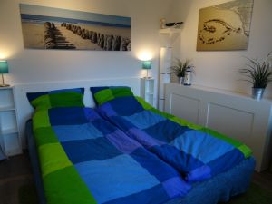 nachts zwei vollwertige Betten. Tagsüber bequeme Sitzmöglichkeiten