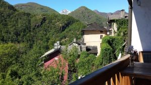Blick vom Balkon talaufwärts Man sieht auf die Berge des Nationalparks Valgrande. Der schneebedeckte Berg ganz hinten ist der Monte Torrione, mit sehr schwierigem Anstieg