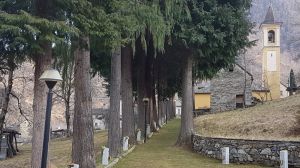 Friedhofsweg Crealla Crealla ist ein besonders ursprüngliches Dorf abseits im Cannobiner Tal, und von Falmenta im Hintergrund durch eine Schlucht getrennt