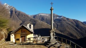 Kapelle über Orasso Die Kapelle "Oratorio del Sasso" enthält wertvolle Fresken und wurde vom hl. Carlo Borromeo 1574 aufgesucht.