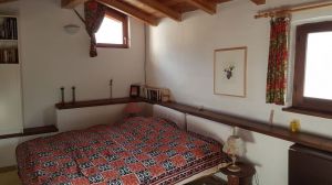 Schlafzimmer mit Doppelbett Links gegenüber dem Fußende befindet sich die (hier nicht mehr sichtbare) Tür zum Bad