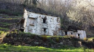 verlassene Stallgebäude Eines von vielen Zeugnissen einer intensiven Vergangenheit: 3-stöckiges Stallgebäude von 1899 auf nun einsamer Alm mit umfangreichen Terrassierungen