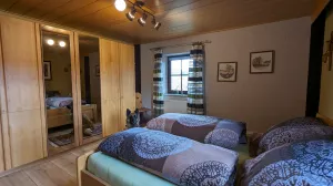 Schlafzimmer mit Doppelbett im 1. OG