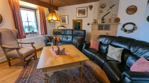 freistehendes Ferienhaus mit komplett eingezäunten Garten und privatem Swimmingpool