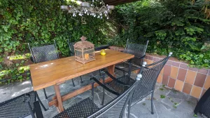 kuschlige Grillecke mit hochwertigem Weber Grill
