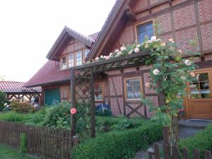 Fachwerkhaus mit Blick von der Straßenseite.