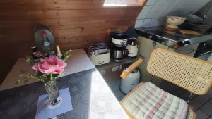 Kleiner Küchenbereich mit Essplatz