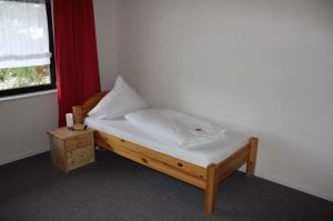 ...ein Einzelbett (0,90m x 2m) mit Nachtschränkchen...