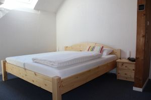 In dem kleineren Schlafzimmer steht ein Doppelbett (1,80m x 2m)mit Nachtschränkchen, ein Kleiderschrank und eine Babybett. Das große Dachfenster bringt viel Licht.