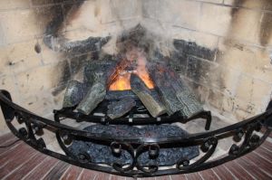 An einem kalten Winterabend gemütlich auf dem großen Sofa sitzen und in den Kamin schauen...