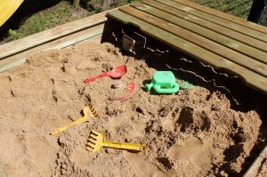 Förmchen, Eimer und Schaufel sind ausreichend vorhanden.