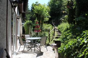 Die gemütliche und ruhige Terrasse verfügt über eine Sitzecke und einen Grill.