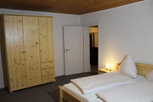 ... und ein großer Kleiderschrank. Das Schlafzimmer hat ein großes Fenster mit einem schönen Ausblick uns ist hell.