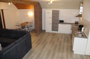 Die Küche ist komplett ausgestattet. Hier finden sie alles, was sie brauchen: Kaffeemaschine, Mikrowelle, Wasserkocher, Induktionsherd, Backofen, Eierkocher... und vieles mehr. Es gibt Weingläser, Sektgläser, Knoblauchpresse, scharfe Messer...