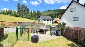 der Gästegarten ist mit verschiedenen Sitzplätzen zum relaxen und entspannen ausgestattet.
Zusätzlich stehen Grills, Sonnenschirme zur Verfügung.

Für Kinder kleiner Spielplatz und Outdoorspiele

es sind insgesamt 3 Bereiche ein Meter Hoch umzäunt