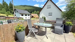 der Gästegarten ist mit verschiedenen Sitzplätzen zum relaxen und entspannen ausgestattet.
Zusätzlich stehen Grills, Sonnenschirme zur Verfügung.

Für Kinder kleiner Spielplatz und Outdoorspiele

es sind insgesamt 3 Bereiche ein Meter Hoch umzäunt