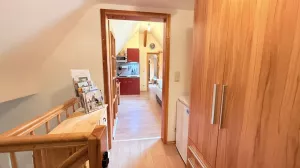 vor der Wohnung gibt es noch eine kleine Ecke mit Kommode, Kleiderschrank.
Treppentürschutzgitter