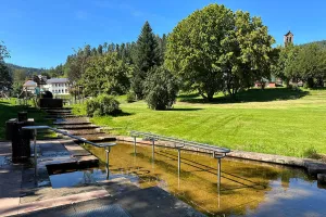 mit Kneippbecken
Spielplatz