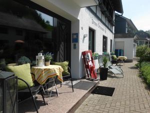 Alle Gäste können die Nachmittagssonne vor dem Haus geniessen.