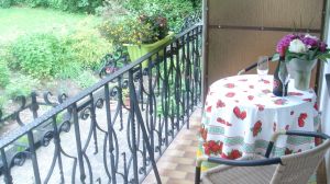 Der Balkon ist überdacht