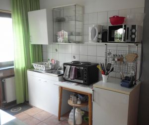 Die kleine Küche mit allen Geräten, die man für einen Urlaub benötigt.