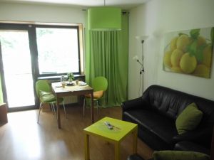 Gemütlicher Esstisch mit Gartenblick