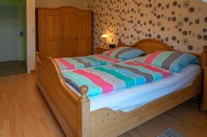 Bild 10: Luftkurort Werdum: Dachgeschoss-Fewo STEUERMANN mit Balkon und Garten