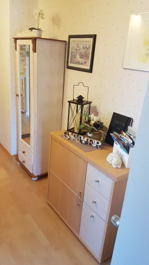 Der Flur in der Fewo ist mit Laminat ausgestattet