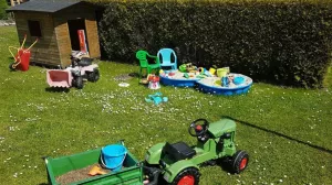 Tretttrecker, Sandkasten, Rutsche, Schaukel,
Bobby Car, Planschbecken,