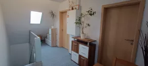 Mit Sitzmöglichkeit bis zu 4 Personen und einer kleinen Spielecke für die Kleinen