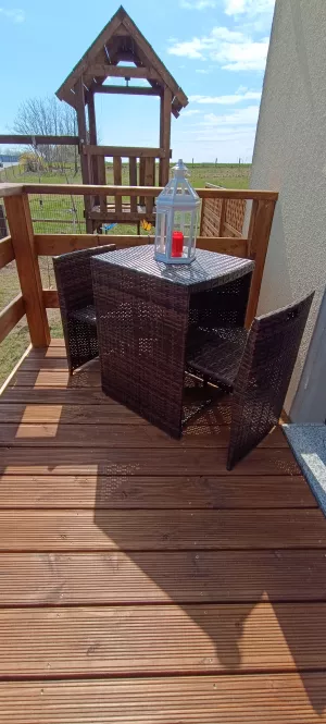 Terrasse aus Wohnzimmer Terrasse aus Wohnzimmer mit direktem Zugang in den hauseigenen Garten.
Kleine Sitzgelegenheit mit Tisch auf der Terrasse und eine große bis zu 8 Personen im Garten. Grillmöglichkeit sowie Spielturm mit Schaukel und Rutsche vorhanden. Eine Wäschespinne befindet sich auch da.