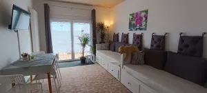 Wohnzimmer mit Terrassenausgang Wohnzimmer mit zwei Tagesbetten, eins davon ausziehbar. Schlafmöglichkeiten bis zu 3 Personen mit angrenzender Terrasse und direkten Zugang in den Garten.