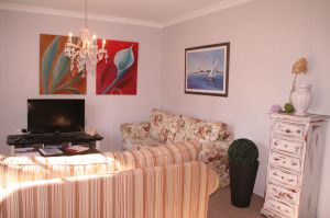 Wohnzimmer mit Couch, Schlafsofa