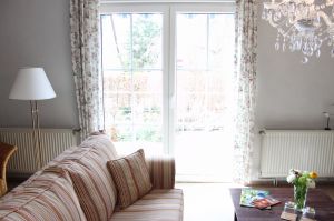 Wohnzimmer mit großem Fenster