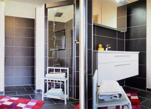 Komfortables Duschbad Das geräumige Badezimmer läßt Sie den Tag frisch beginnen oder herrlich entspannt ausklingen. Für Ihre persönlichen Dinge finden Sie genügend Abstellmöglichkeiten. Handtücher sind bei uns inklusive.
Neben einer bodentiefe, geräumigen Dusche mit Glaswand, finden sich hier ein WC, ein Pissoir, ein gemütlicher Sessel, Radio, Fön sowie eine Tritterhöhung für unsere kleinen Gäste. Das Bad ist gefliest und verfügt über ein großes Fenster.