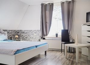 Schlafzimmer 1 im OG Neben dem modernen Doppelbett, zwei Nachtschränkchenen und -lampen, steht Ihnen in diesem Raum ein großer Kleiderschrank, eine Kommode, Sitzgelegenheiten und ein Flachbild-TV zur Verfügung. Für die kleinen Gäste steht hier ein Kinderbett bereit.
Auch dieser Raum ist mit Laminat-Boden und Teppichen ausgestattet. Der Raum ist mit den Vorhängen am Fenster gut abzudunkeln.