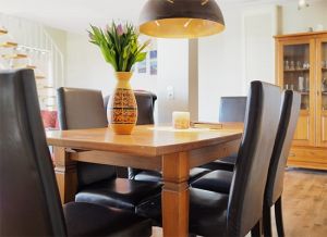 Separater Essbereich Zum Speisen oder Spielen lädt ein ausziehbarer Esstisch ein. Der Wohnraum ist mit Laminat-Boden und einigen Teppichen ausgestattet.
Über eine bequeme Treppe erreichen Sie das Obergeschoss mit seinen Schlafräumen sowie einem zweiten Duschbad.