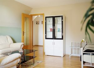 Wohn-/Schlafraum im OG In den Wohn-/Schlafraum im Obergeschoss gelangen Sie direkt über die Treppe aus dem unteren Wohnraum.
Hier finden Sie ein bequemes Ecksofa mit Schlaffunktion für 2 Personen und einem Glastisch. Ein Einzelbett bietet Platz für eine weitere Person. Auch in diesem Wohnraum steht Ihnen ein Flachbild-TV (102 cm) mit DVD-Spieler zur Verfügung. Der Raum verfügt über ein Fenster, Parkettboden und Teppiche.
Durch diesen Raum gelangen Sie zu den beiden Schlafzimmern und das zweite Duschbad.