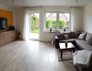 großer Wohnbereich mit 60 Zoll Fernseher