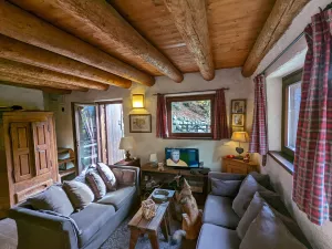 verbringen Sie gemütliche Stunden bei Gesellschaftsspielen und einem guten italienischen Wein