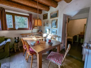 Essecke in der Wohn/ Essküche - nach hinten geht es ins Schlafzimmer