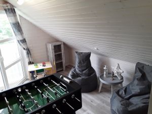 Hier befindet sich ein zweiter Flachbildfernseher, Kicker sowie eine Spielecke.