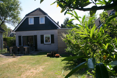 Ferienhaus in Goeree-Overflakkee: Ferienhaus Zwantje mit 2 m hoch eingezäunten Garten und strandnah