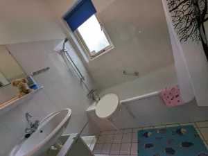Badezimmer mit Wanne mit Duschvorrichtung