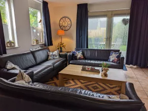 gemütliches Wohnzimmer mit Ausgang in den Garten